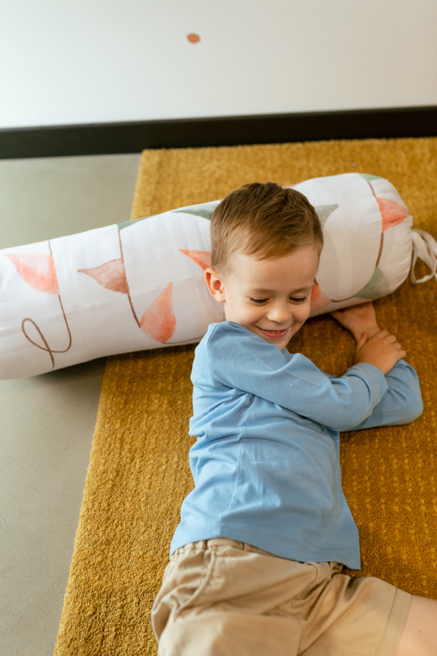 Walec sensoryczny z kolorową girlandą